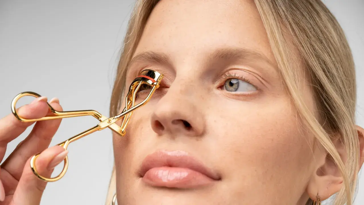 Goldene Wimpernzange wird benutzt, um den Wimpern Schwung zu geben. Ein Schritt für einen perfekten Augenaufschlag.