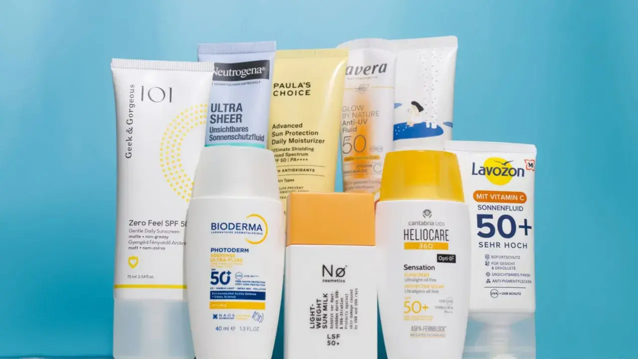 Eine Auswahl an Sonnencremes, die helfen, wasserfeste Sonnencreme zu entfernen.
