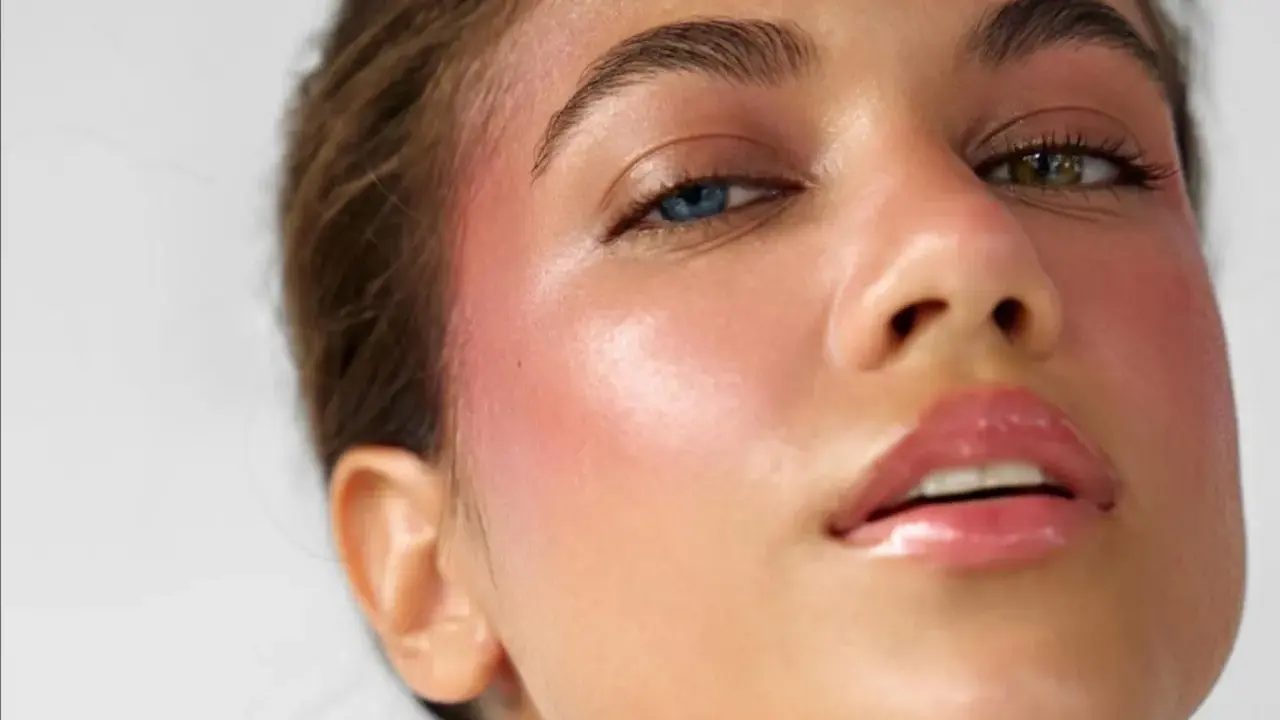 Sanftes Augen Make-up für die Hochzeit. Ein Hauch von Rosa auf den Wangen und glänzende Lippen.