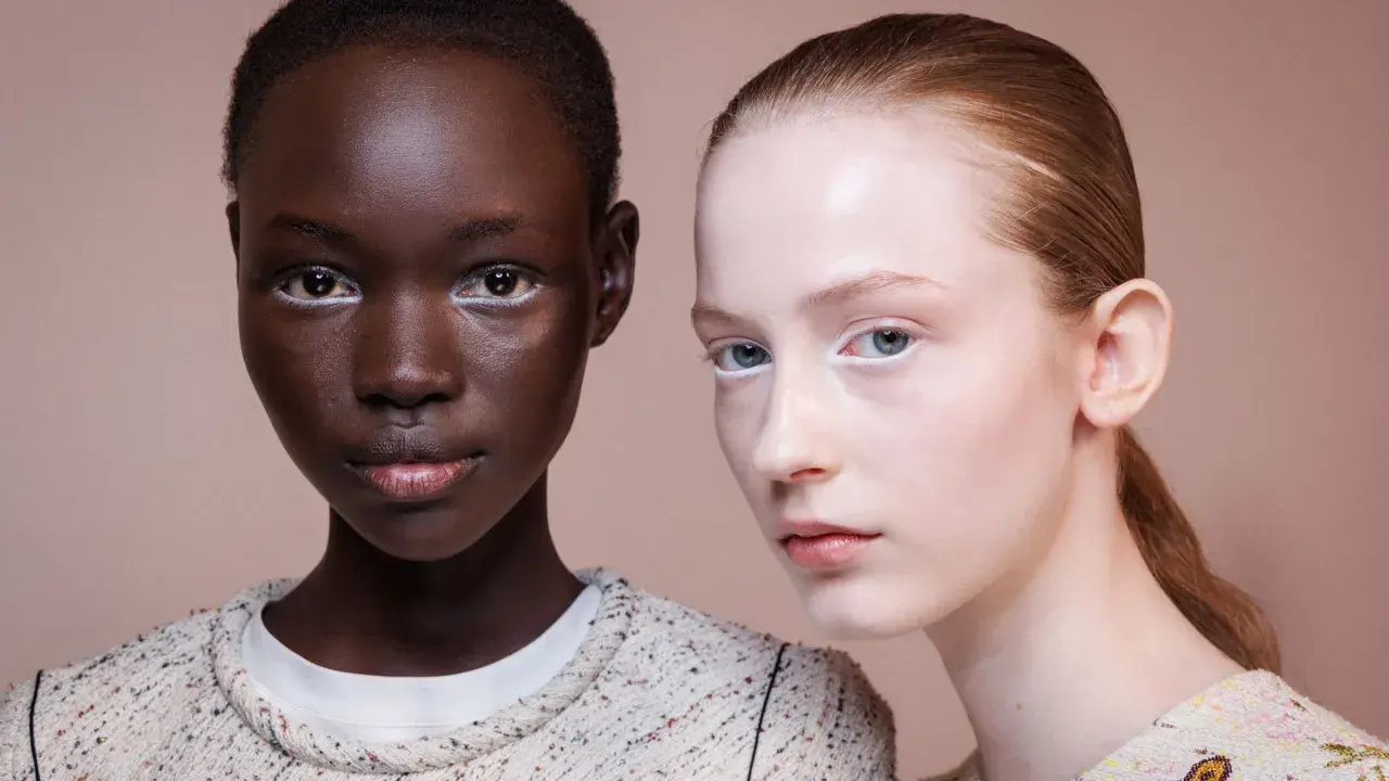 Zwei Models mit weißem Lidstrich. Die Haut der einen ist dunkel, die andere ist hellhäutig. Die rosenwasser wirkung auf der Haut ist sichtbar.