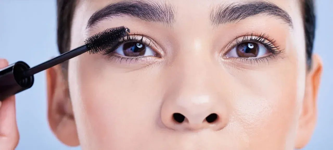 Wimperntusche verleiht den braunen, sanften Doe Eyes Tiefe.