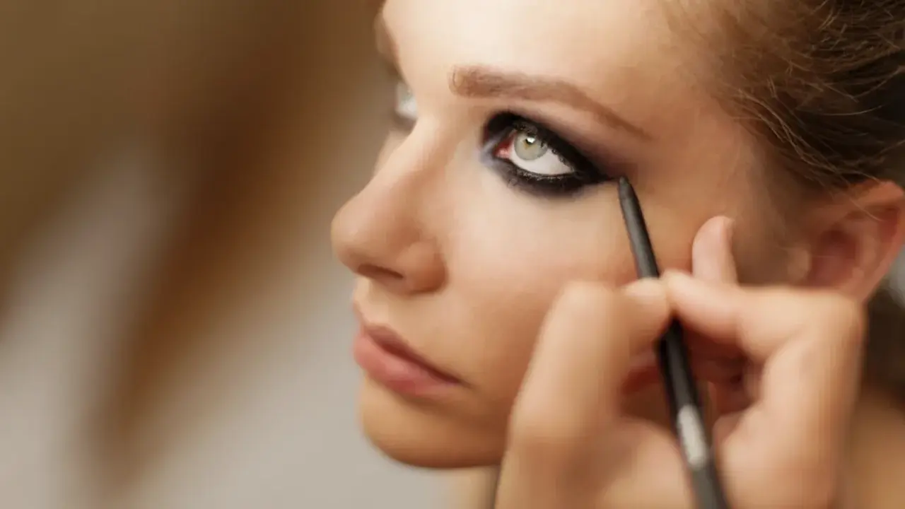 Ein dezenter Smokey Eyes Look wird mit einem Kajalstift aufgetragen.