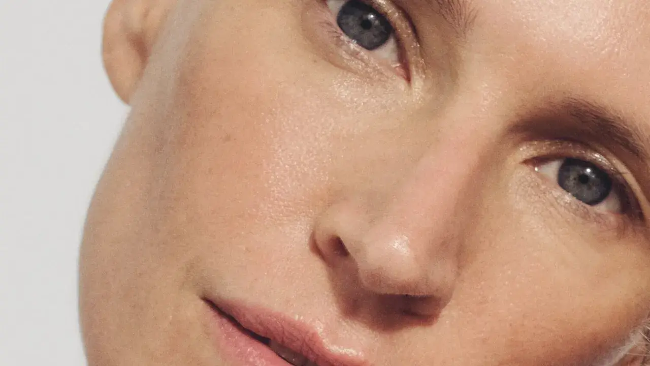 Ein Porträt einer Frau mit dezentem Make-up, das zeigt, wie man sich richtig schminken ab 50 kann.