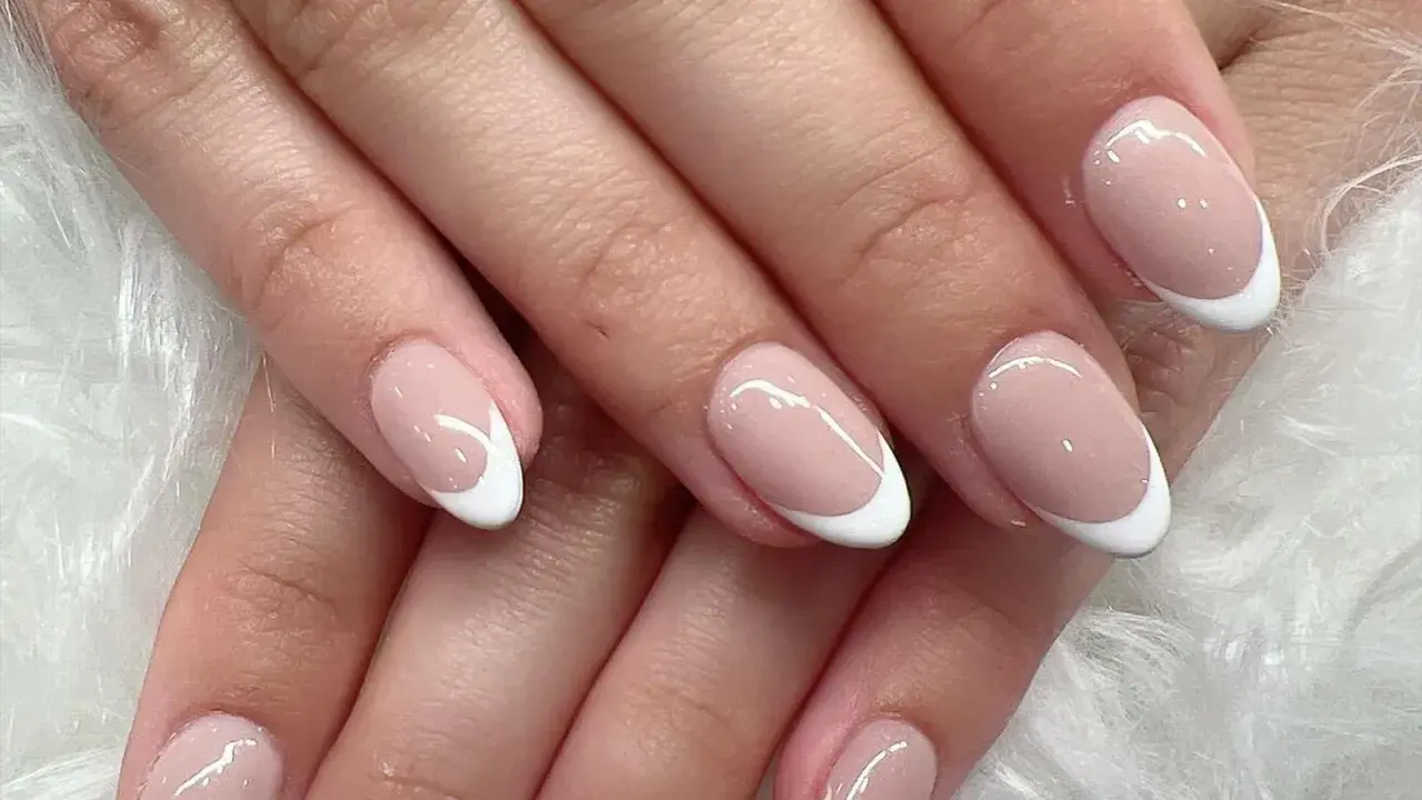 Perfekte French Nails selber machen? Diese Nägel zeigen, wie es geht: zarte Rosatöne mit klassisch-weißen Spitzen.