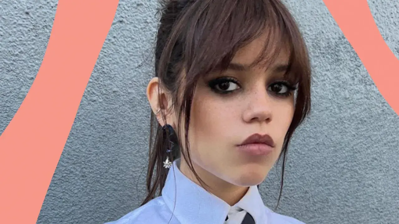 Jenna Ortega mit dramatischem Grunge-Makeup, dunklem Lidschatten und matter Lippenfarbe.