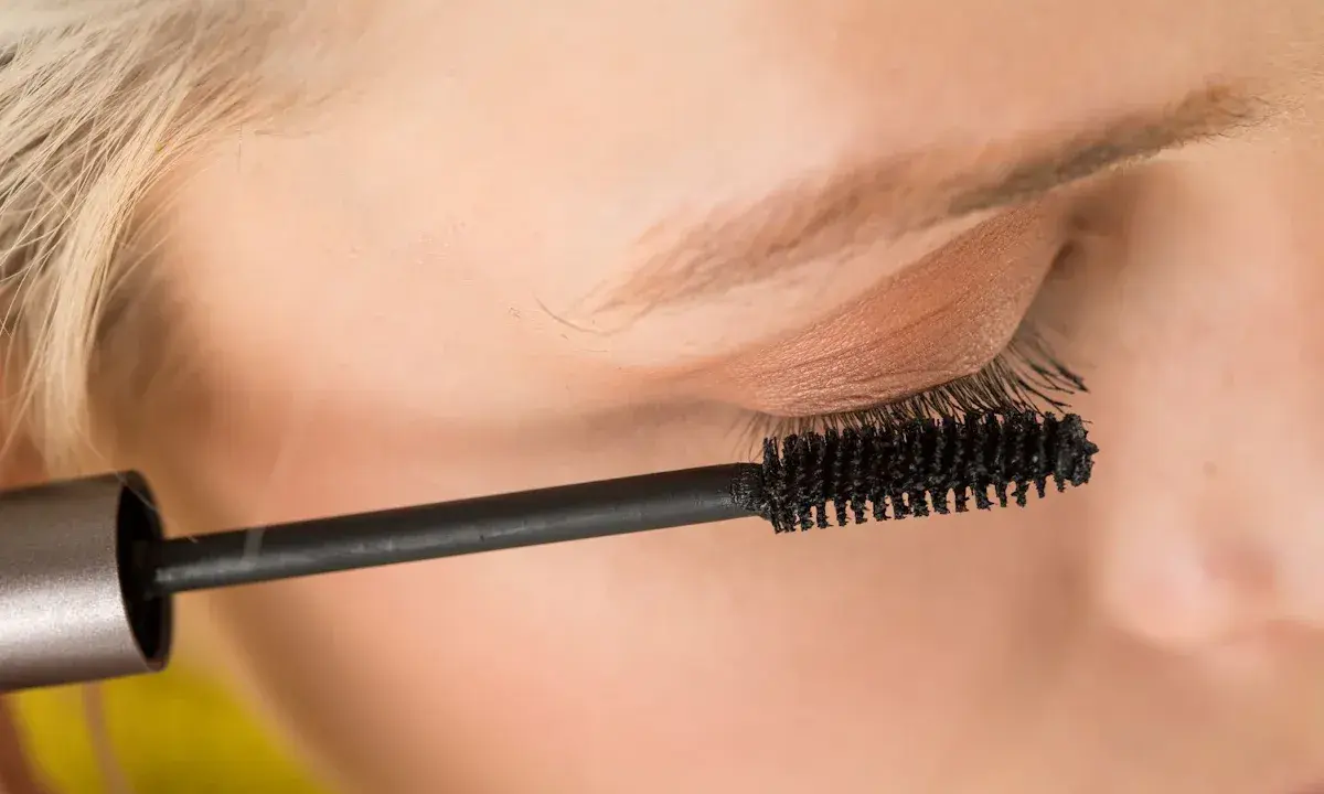 Mascara wird auf die Wimpern aufgetragen, um einen natürlichen, leichten Sommer-Make-up-Look zu kreieren.
