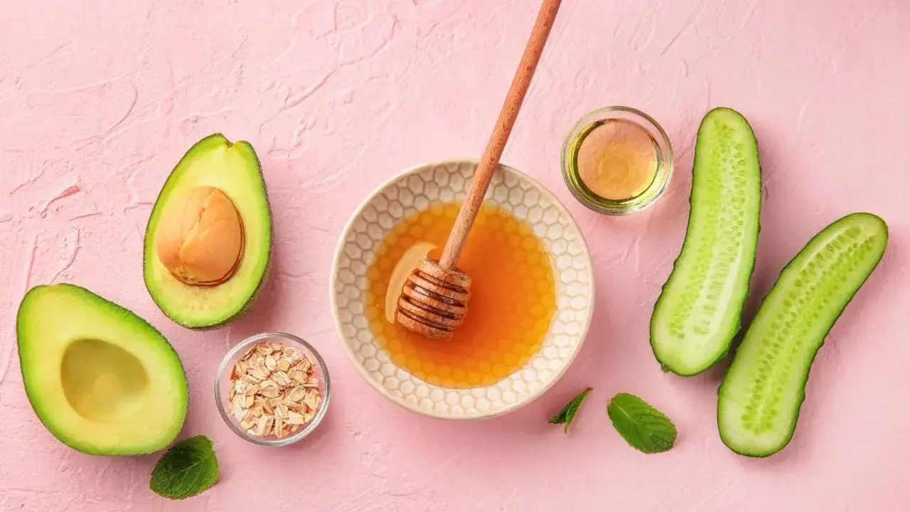 Zutaten für eine Gesichtsmaske selber machen: Avocado, Honig, Haferflocken, Gurke und Öl.