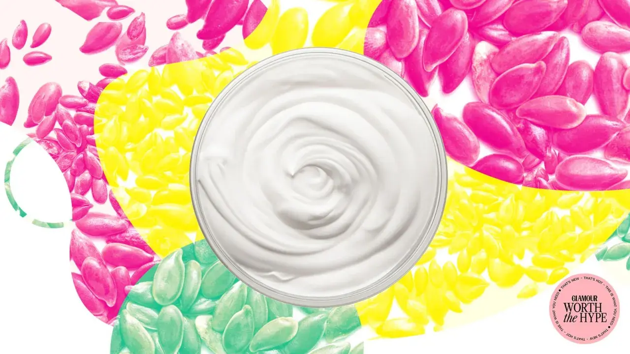 Cremige Textur einer leinsamen maske gesicht, umgeben von bunten Leinsamen in Pink, Gelb und Grün.