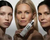 Drei Frauen unterschiedlichen Alters präsentieren eine Creme zur Hautentgiftung.