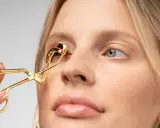 Goldene Wimpernzange wird benutzt, um den Wimpern Schwung zu geben. Ein Schritt für einen perfekten Augenaufschlag.