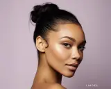 Glatte Frisur mit hochgesteckten Haaren und eleganten Babyhaaren. Tipps, was tun gegen Babyhaare für einen perfekten Look.