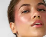 Sanftes Augen Make-up für die Hochzeit. Ein Hauch von Rosa auf den Wangen und glänzende Lippen.