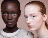 Zwei Models mit weißem Lidstrich. Die Haut der einen ist dunkel, die andere ist hellhäutig. Die rosenwasser wirkung auf der Haut ist sichtbar.