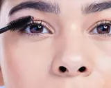 Wimperntusche verleiht den braunen, sanften Doe Eyes Tiefe.