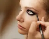 Ein dezenter Smokey Eyes Look wird mit einem Kajalstift aufgetragen.