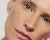 Ein Porträt einer Frau mit dezentem Make-up, das zeigt, wie man sich richtig schminken ab 50 kann.