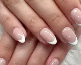 Perfekte French Nails selber machen? Diese Nägel zeigen, wie es geht: zarte Rosatöne mit klassisch-weißen Spitzen.