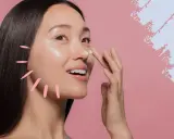 Frau trägt Creme auf, um die Haut mit Glycerin zu pflegen.