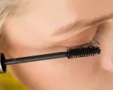 Mascara wird auf die Wimpern aufgetragen, um einen natürlichen, leichten Sommer-Make-up-Look zu kreieren.