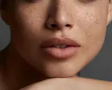 Nahaufnahme eines Gesichts mit Sommersprossen und perfekt geschminkten **Ombre Lippen**.