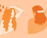 Frau sprüht ihr Haar ein und kämmt es, um Locken zu stylen.