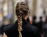Ein schöner, dicker Zopf, der zeigt, wie einfach flechtfrisuren sein können. Perfekt für jeden Tag.