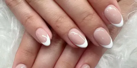 Perfekte French Nails selber machen? Diese Nägel zeigen, wie es geht: zarte Rosatöne mit klassisch-weißen Spitzen.