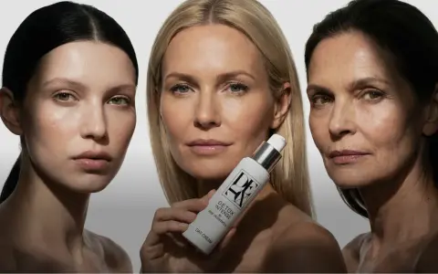 Drei Frauen unterschiedlichen Alters präsentieren eine Creme zur Hautentgiftung.