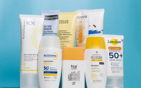 Eine Auswahl an Sonnencremes, die helfen, wasserfeste Sonnencreme zu entfernen.