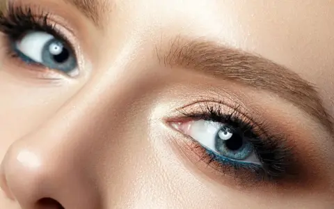 Nahaufnahme eines Gesichts, das die Augen betont. Blaue Augen strahlen lassen durch geschicktes Make-up mit braunen und blauen Akzenten.