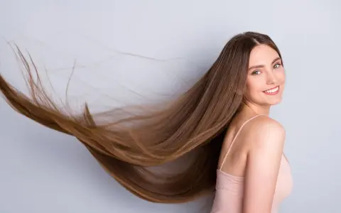 Frau mit langen, wallenden Haaren, die sich für gesunde Haare und um **Haare schneller wachsen lassen** interessiert.