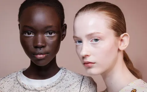 Zwei Models mit weißem Lidstrich. Die Haut der einen ist dunkel, die andere ist hellhäutig. Die rosenwasser wirkung auf der Haut ist sichtbar.