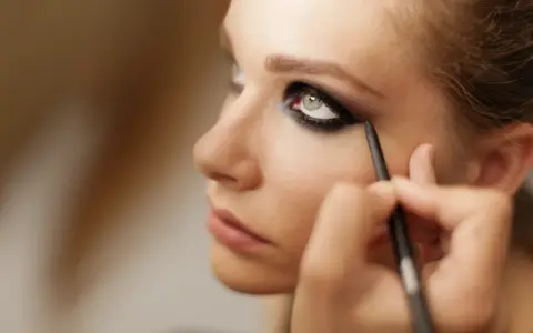 Ein dezenter Smokey Eyes Look wird mit einem Kajalstift aufgetragen.