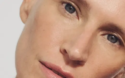 Ein Porträt einer Frau mit dezentem Make-up, das zeigt, wie man sich richtig schminken ab 50 kann.