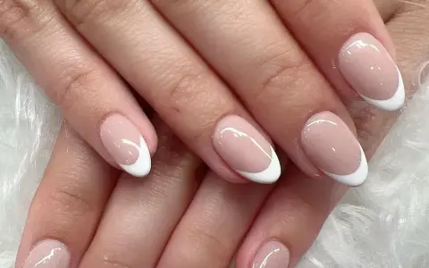 Perfekte French Nails selber machen? Diese Nägel zeigen, wie es geht: zarte Rosatöne mit klassisch-weißen Spitzen.