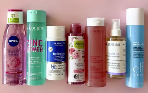Eine Auswahl von Gesichts-Tonern, darunter Nivea Rosenwasser. Muss man Gesichtswasser abwaschen? Nein, diese Produkte sind zum Verbleiben auf der Haut gedacht.