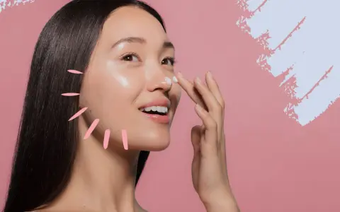 Frau trägt Creme auf, um die Haut mit Glycerin zu pflegen.