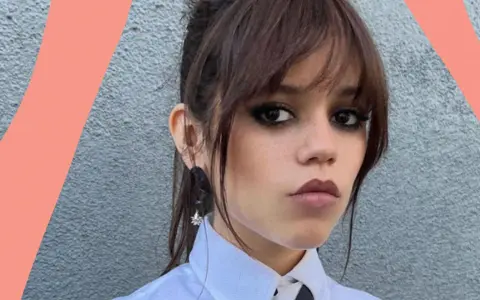 Jenna Ortega mit dramatischem Grunge-Makeup, dunklem Lidschatten und matter Lippenfarbe.