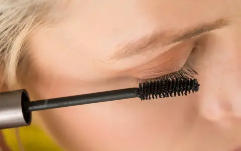 Mascara wird auf die Wimpern aufgetragen, um einen natürlichen, leichten Sommer-Make-up-Look zu kreieren.