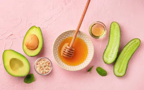 Zutaten für eine Gesichtsmaske selber machen: Avocado, Honig, Haferflocken, Gurke und Öl.