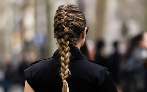 Ein schöner, dicker Zopf, der zeigt, wie einfach flechtfrisuren sein können. Perfekt für jeden Tag.