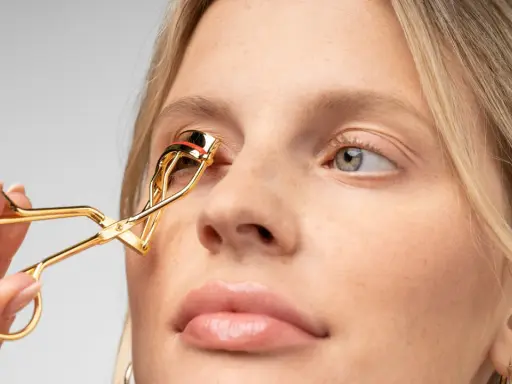 Goldene Wimpernzange wird benutzt, um den Wimpern Schwung zu geben. Ein Schritt für einen perfekten Augenaufschlag.