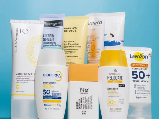 Eine Auswahl an Sonnencremes, die helfen, wasserfeste Sonnencreme zu entfernen.