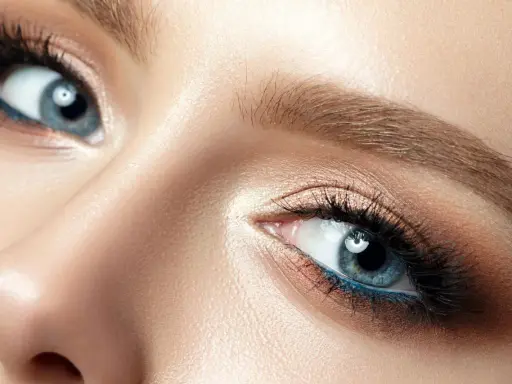Nahaufnahme eines Gesichts, das die Augen betont. Blaue Augen strahlen lassen durch geschicktes Make-up mit braunen und blauen Akzenten.