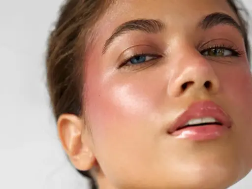 Sanftes Augen Make-up für die Hochzeit. Ein Hauch von Rosa auf den Wangen und glänzende Lippen.