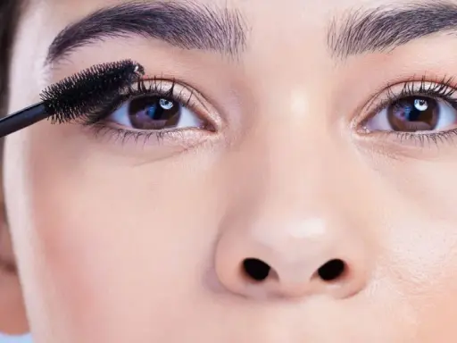 Wimperntusche verleiht den braunen, sanften Doe Eyes Tiefe.