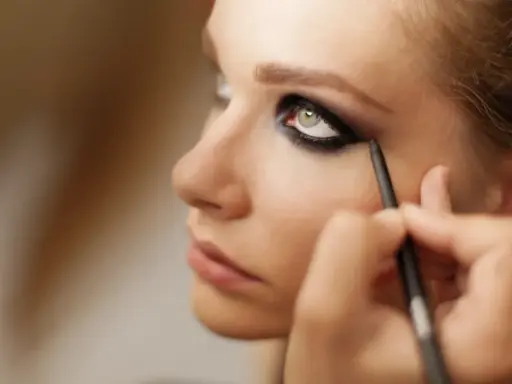 Ein dezenter Smokey Eyes Look wird mit einem Kajalstift aufgetragen.