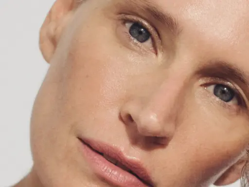 Ein Porträt einer Frau mit dezentem Make-up, das zeigt, wie man sich richtig schminken ab 50 kann.