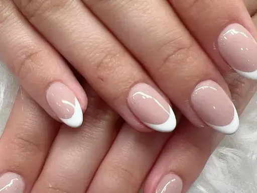 Perfekte French Nails selber machen? Diese Nägel zeigen, wie es geht: zarte Rosatöne mit klassisch-weißen Spitzen.