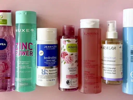 Eine Auswahl von Gesichts-Tonern, darunter Nivea Rosenwasser. Muss man Gesichtswasser abwaschen? Nein, diese Produkte sind zum Verbleiben auf der Haut gedacht.